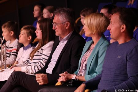 A me slišiš Pet čevljev merim, palcev pet (14)